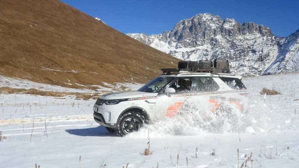 Range Rover Discovery driving in snow
